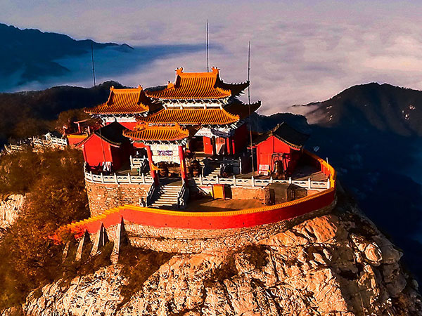 始建于明朝的祖师庙,虽然经过风霜雨雪的侵蚀少了一些当年的绚丽,但是