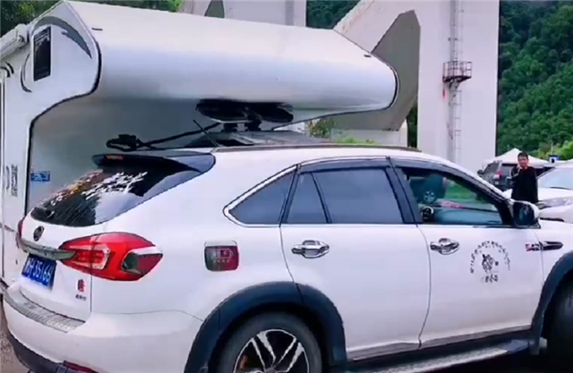 比亚迪唐dm加装房车还配沙发床铺座椅自驾游很实用