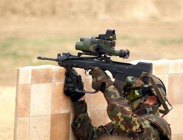 我国单兵武器又迈一步!新一代30发塑料弹匣,弹夹容量一目了然