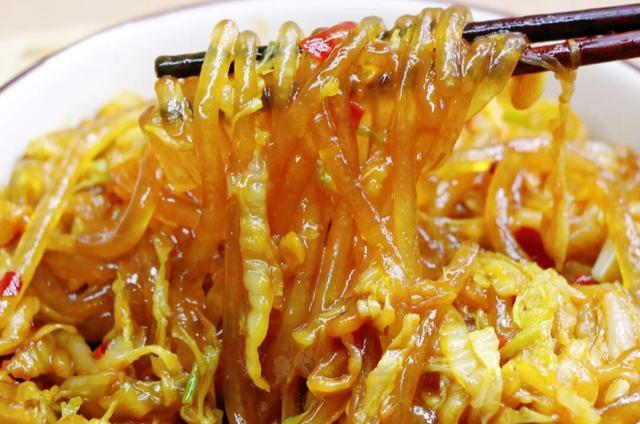 酸辣开胃的酸菜炒粉丝,上桌就被抢光,好吃又过瘾,值得一试
