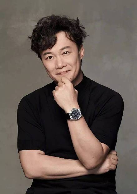 陈奕迅摆脱油腻,晒照庆生配文好像很瘦,网友:自信点