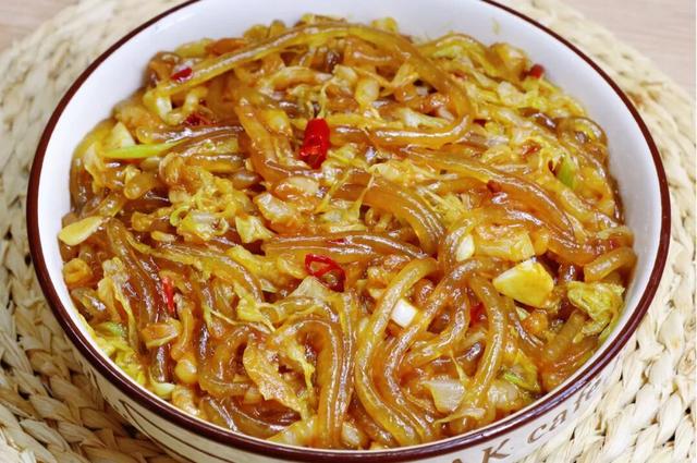 酸辣开胃的酸菜炒粉丝,上桌就被抢光,好吃又过瘾,值得一试