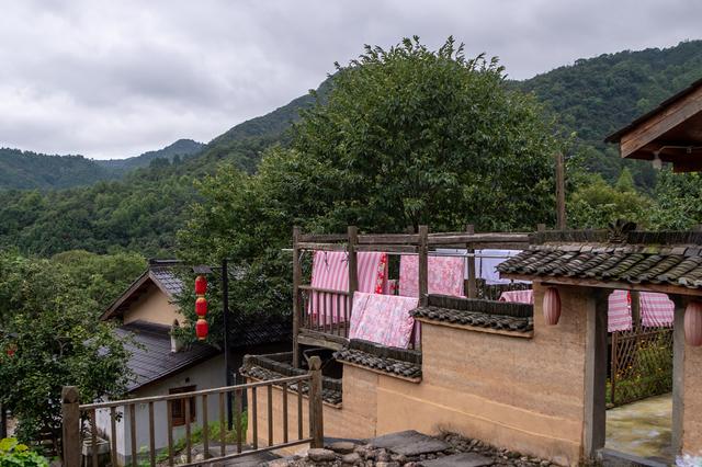 藏在安徽大山里的"慢庄",如今已是网红民宿村,1万元可住1年