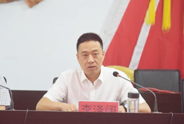 石桥镇召开脱贫攻坚和违法占地违法建设专项整治推进会