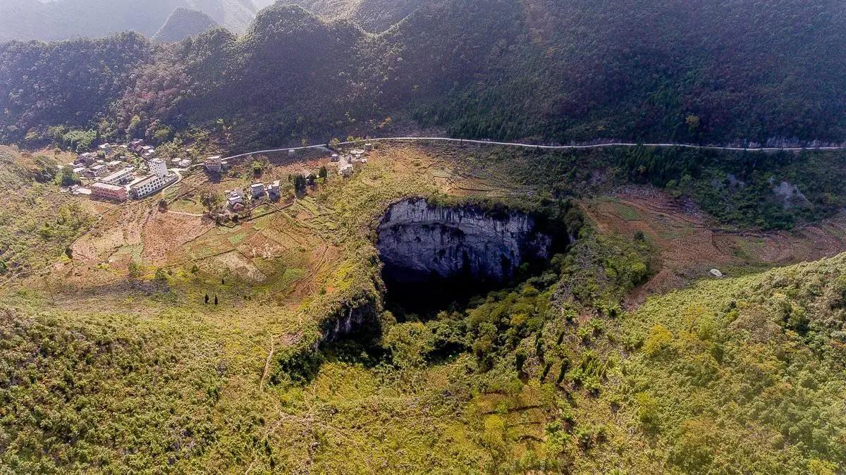 世界最大天坑群,深度达到613米