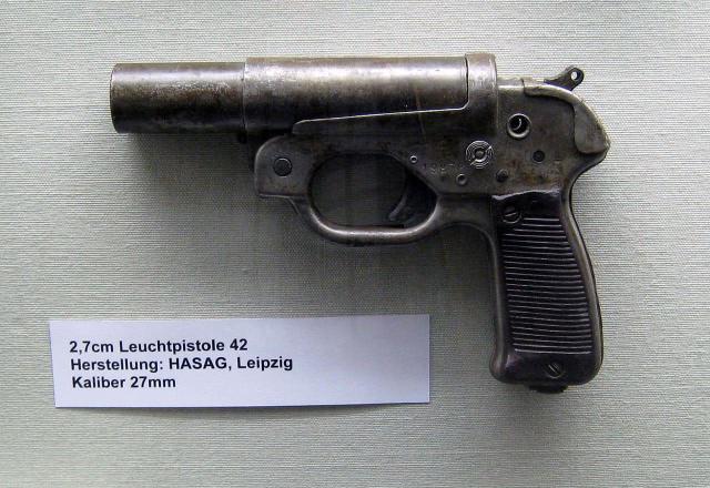 黑科技的德国,甚至为了减轻重量采用塑料枪身,还开发出了多管信号枪