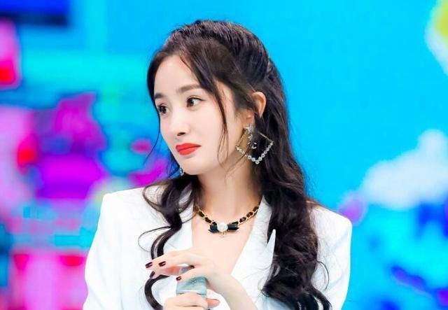 当她戴"齐刘海"假发时,瞬间就明白了