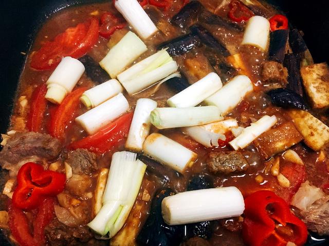 浓香入味的牛肉茄子煲,好吃到放不下筷子,配上米饭绝了