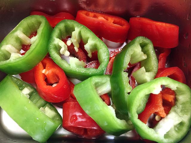 油炸辣椒圈,挂浆炸得薄脆,这酥脆的声音,简直欲罢不能