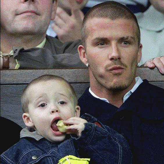 还是要数小时候的布鲁克林是最像他的,瞧瞧提着小板寸与贝克汉姆如出