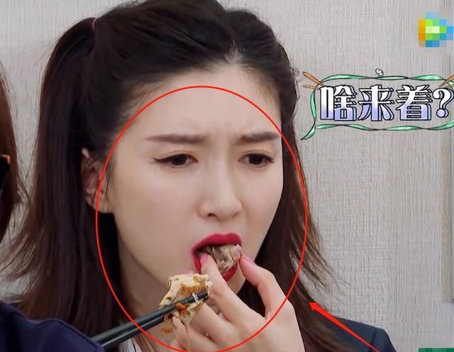 嘉宾游戏奖励吃鸡,画面特写在江疏影的嘴巴,真吃假吃一望而知