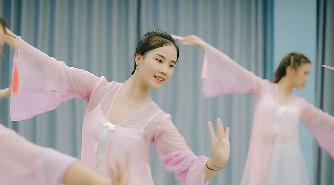 古典舞烟雨行舟舞姿翩翩