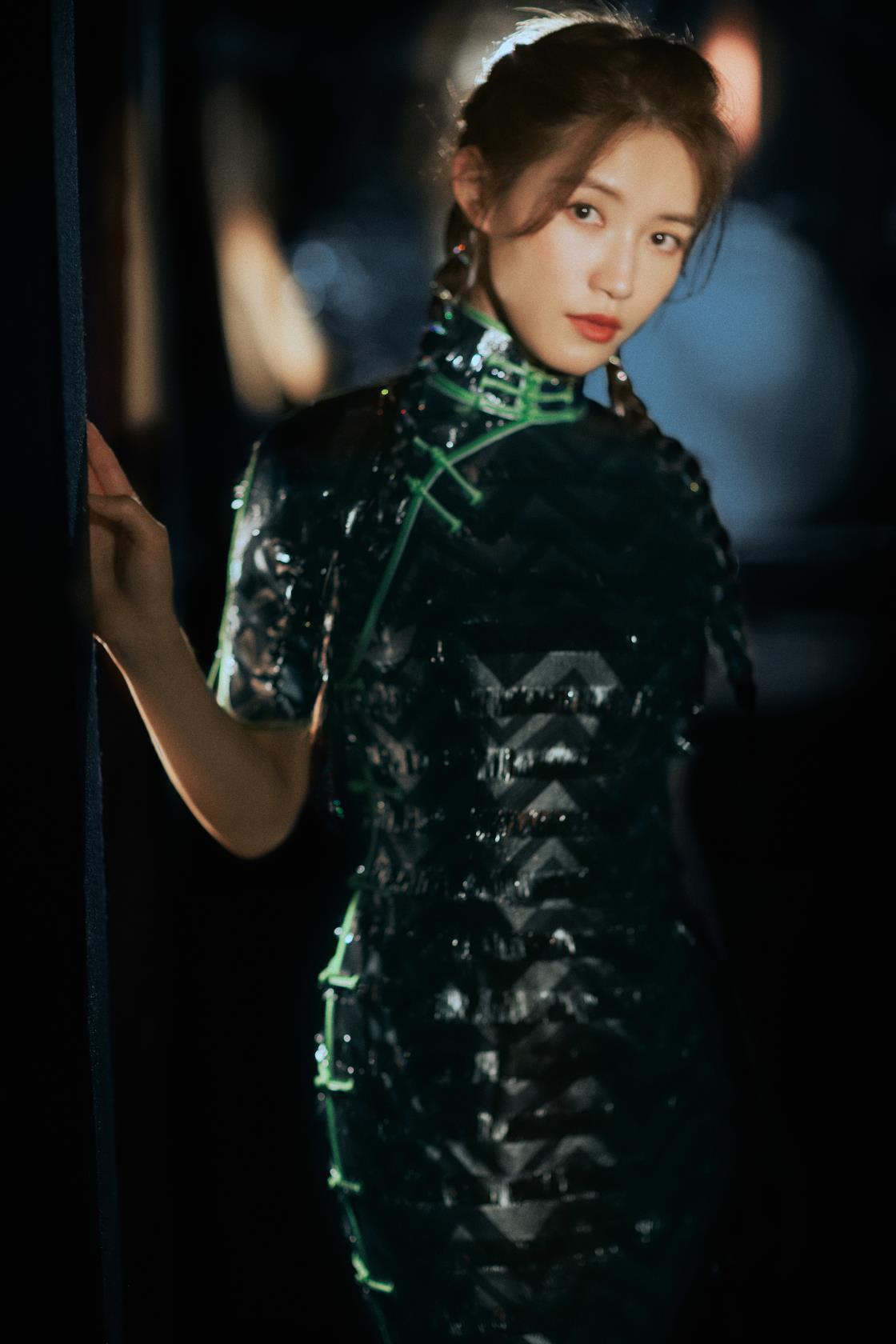 演员@苏青 近日带来一组年代感十足的民国大片