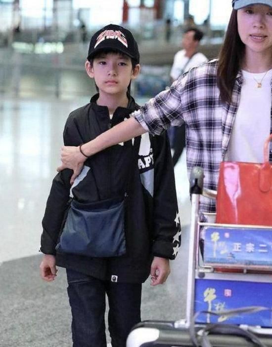 潘粤明儿子长张明星脸,小小年纪星范儿十足,继承了爸爸帅气颜值