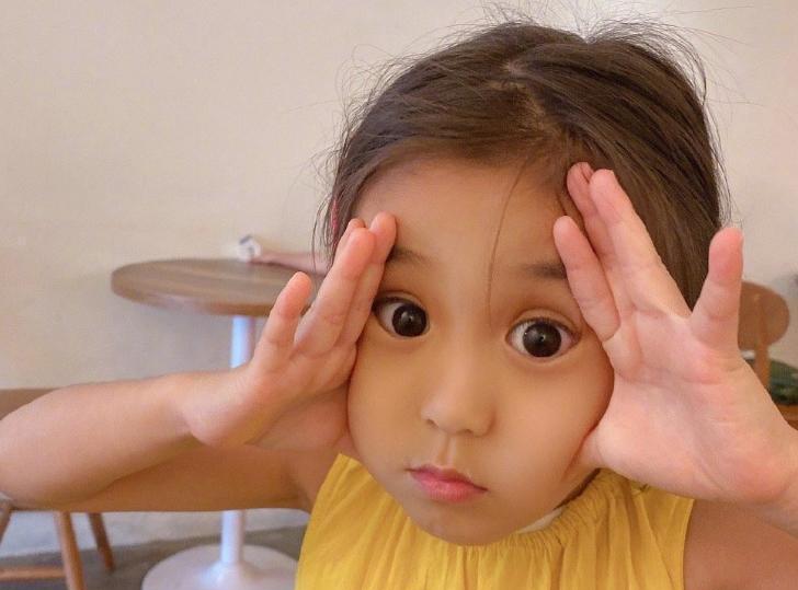 贾静雯女儿长大了,看到咘咘的小长腿我愣了,确定她只有4岁?