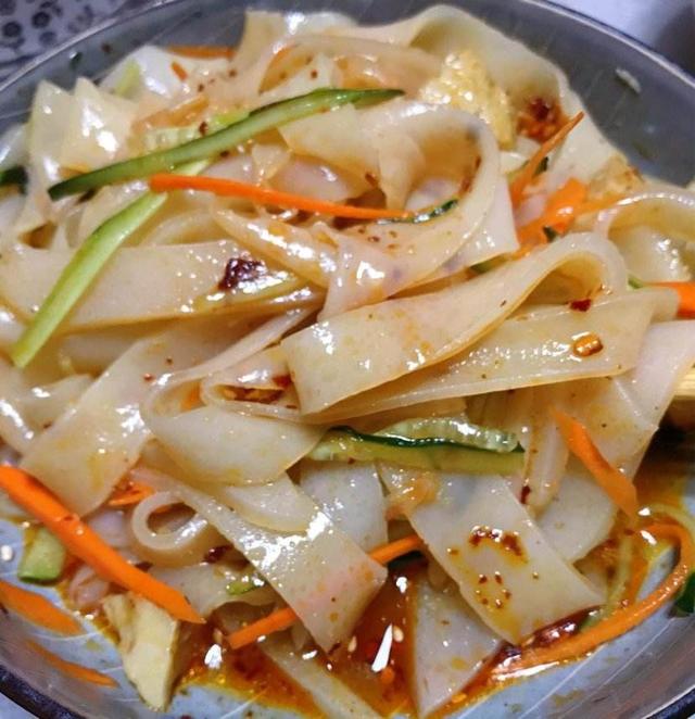 凉皮别买着吃了,记住这款凉拌汁配方和比例,在家就能做,特解馋