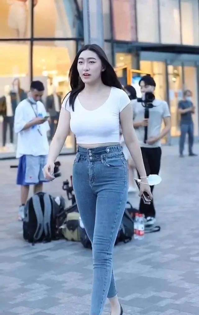 "水桶腰"女孩注意了,别太依赖牛仔裤,可能会让你后悔莫及!