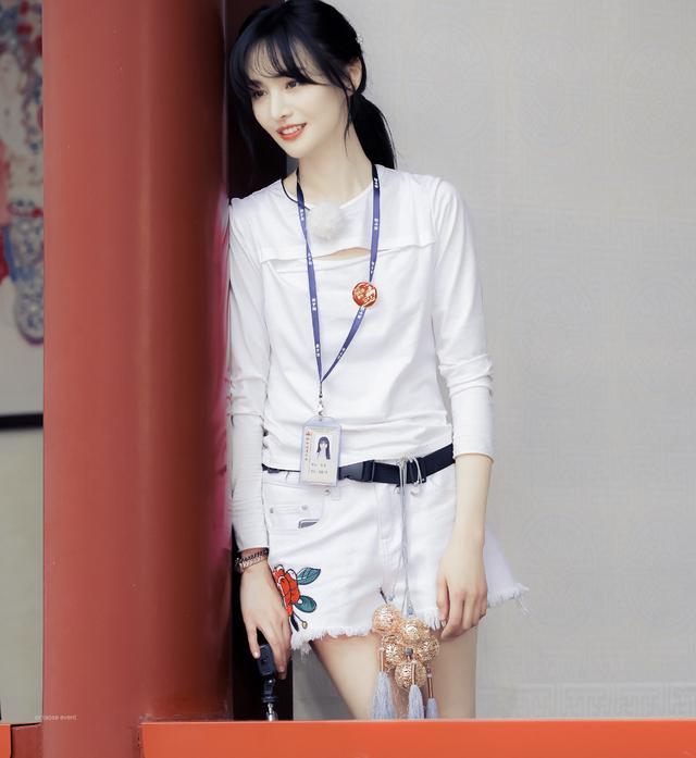 甜美直性子的郑爽,她的衣品也太温婉了,简直是行走的时尚教科书