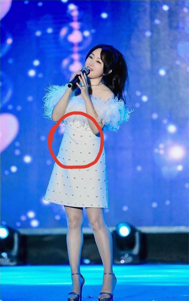 杨钰莹穿波点裙走机场发福肚腩抢镜,腰比肩宽