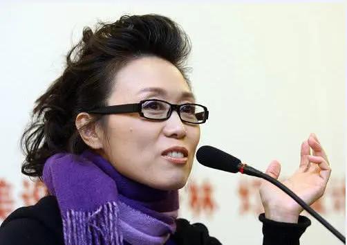 她是国家一级演员,嫁小15岁丈夫相爱15年无子女,如今两人似母子