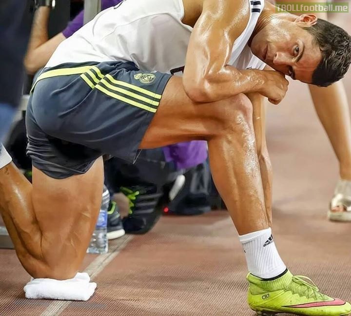 c罗又晒恐怖大腿肌肉,堪比队友两个头!35岁力量之源,太佩服