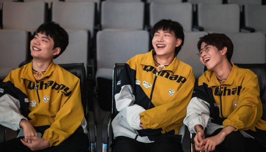 qg全员憨憨?坐在台下看自己视频傻笑,也太治愈了吧