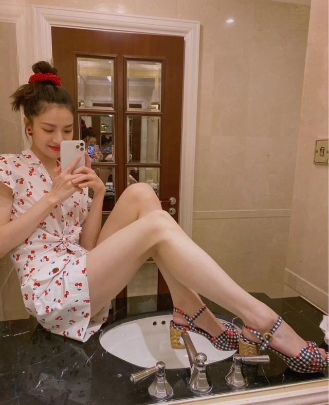 被钟楚曦惊艳到了,黑色连衣裙大秀好身材,搭配羊毛卷摩登复古