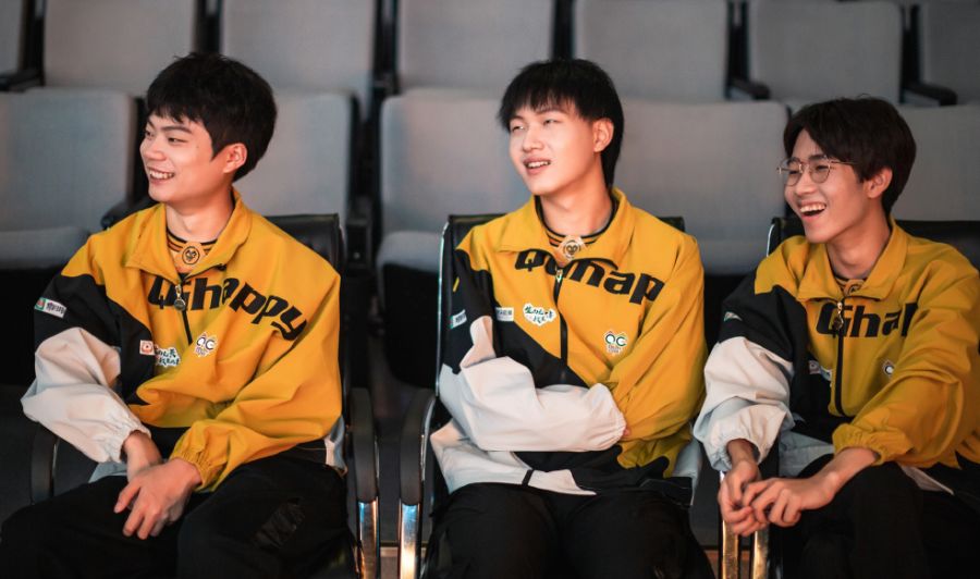 qg全员憨憨?坐在台下看自己视频傻笑,也太治愈了吧