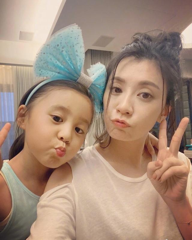 贾静雯母女三人晒合影,波妞咘咘越长越可爱,母女相处模式像姐妹|贾静