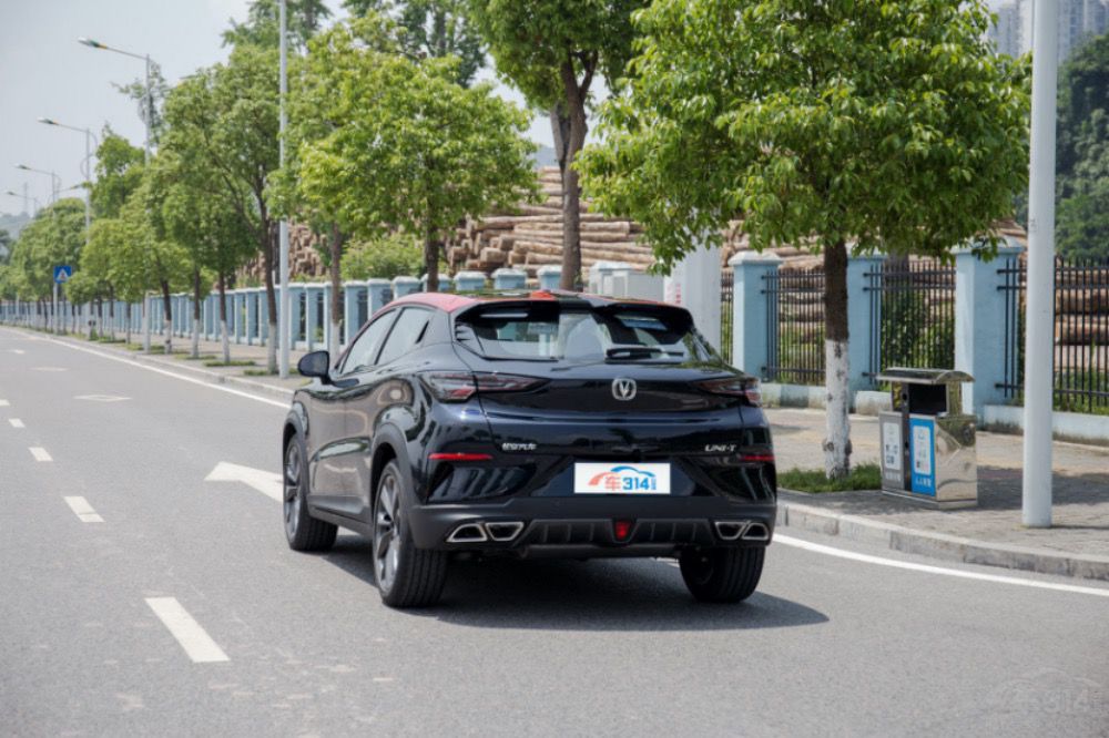 长安UNI-T对比丰田C-HR，谁才是时尚圈的新宠？