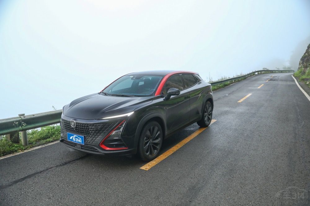 长安UNI-T对比丰田C-HR，谁才是时尚圈的新宠？