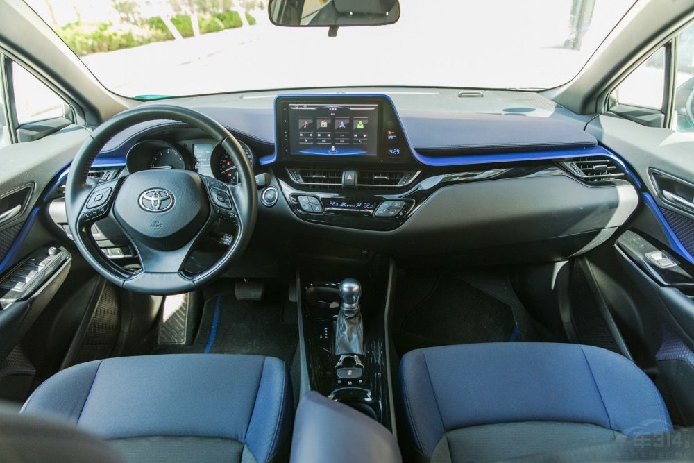 长安UNI-T对比丰田C-HR，谁才是时尚圈的新宠？