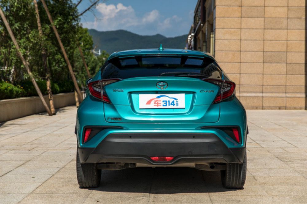 长安UNI-T对比丰田C-HR，谁才是时尚圈的新宠？