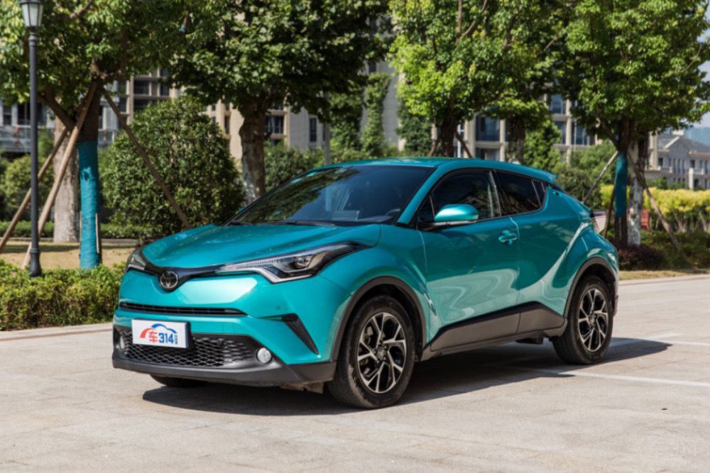 长安UNI-T对比丰田C-HR，谁才是时尚圈的新宠？