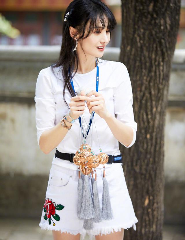 甜美直性子的郑爽,她的衣品也太温婉了,简直是行走的时尚教科书