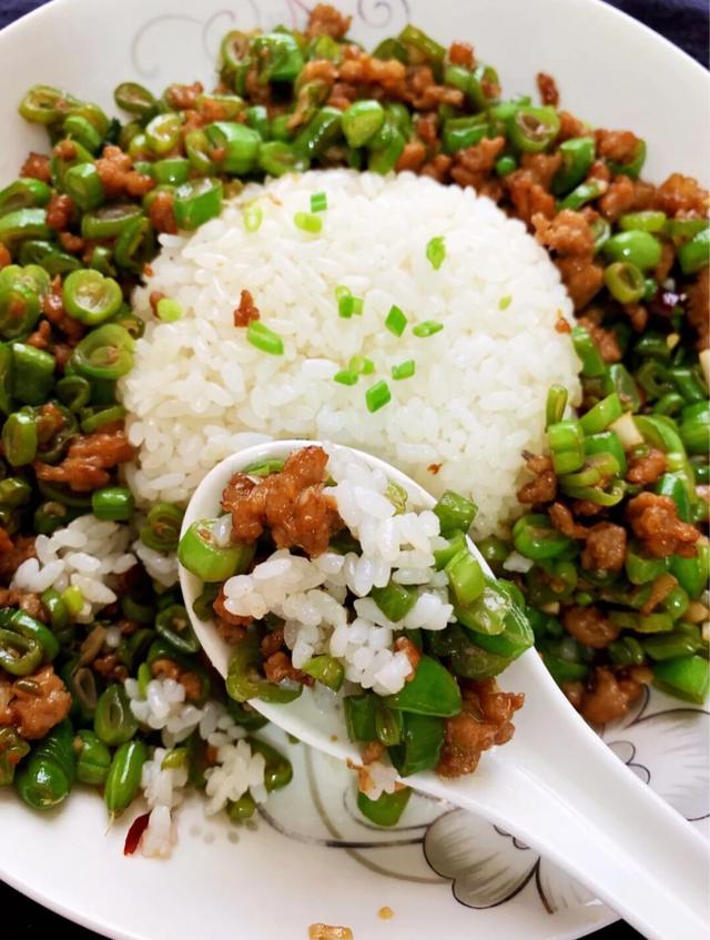 超下饭的肉沫四季豆拌饭,口感鲜嫩微微辣,搭配米饭不要太好吃