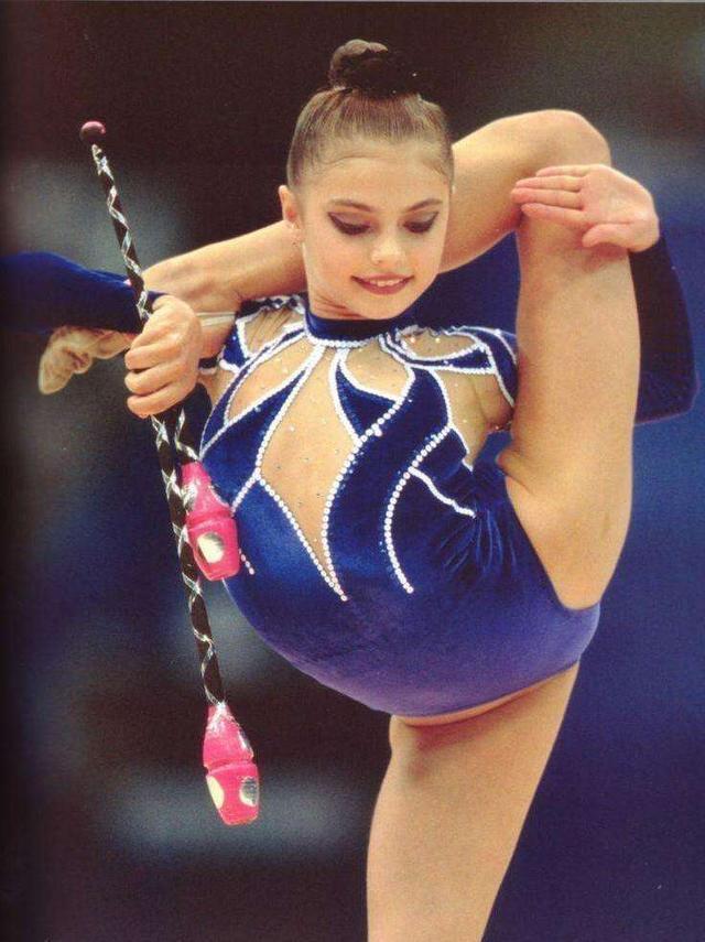 俄罗斯体操女神,因二次发育太好选择退役,37岁貌美生活令人羡慕