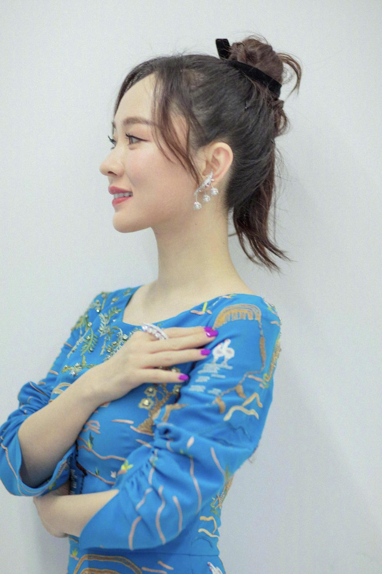 霍思燕瘦过头,穿蓝色印花收腰连衣裙勒出小蛮腰,漂亮却让人心疼