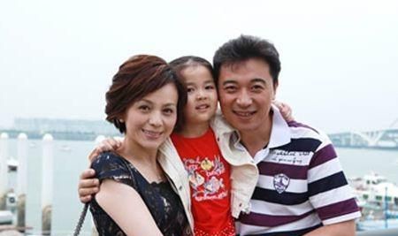 她23岁出道凭借雪姨的角色成名如今50岁和儿子相依为命