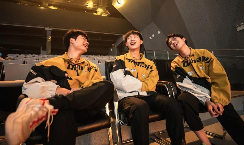 qg全员憨憨?坐在台下看自己视频傻笑,也太治愈了吧