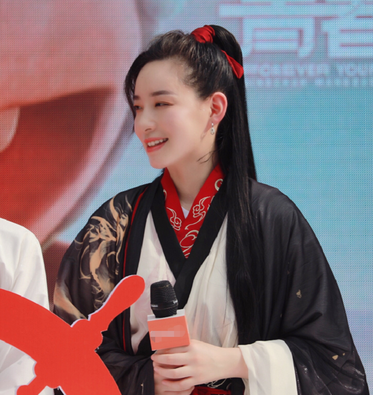 李斯丹妮古装造型,绑高马尾像翩翩公子,发际线是唯一不足的地方