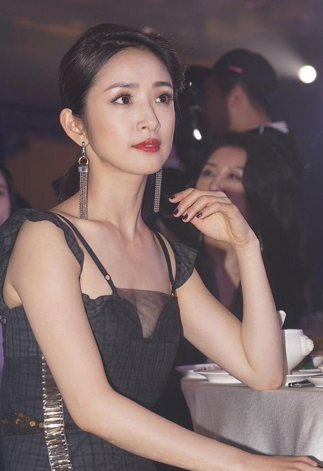 林依晨高调起来这么美穿吊带亮片连衣裙配红唇气质惊艳太震撼