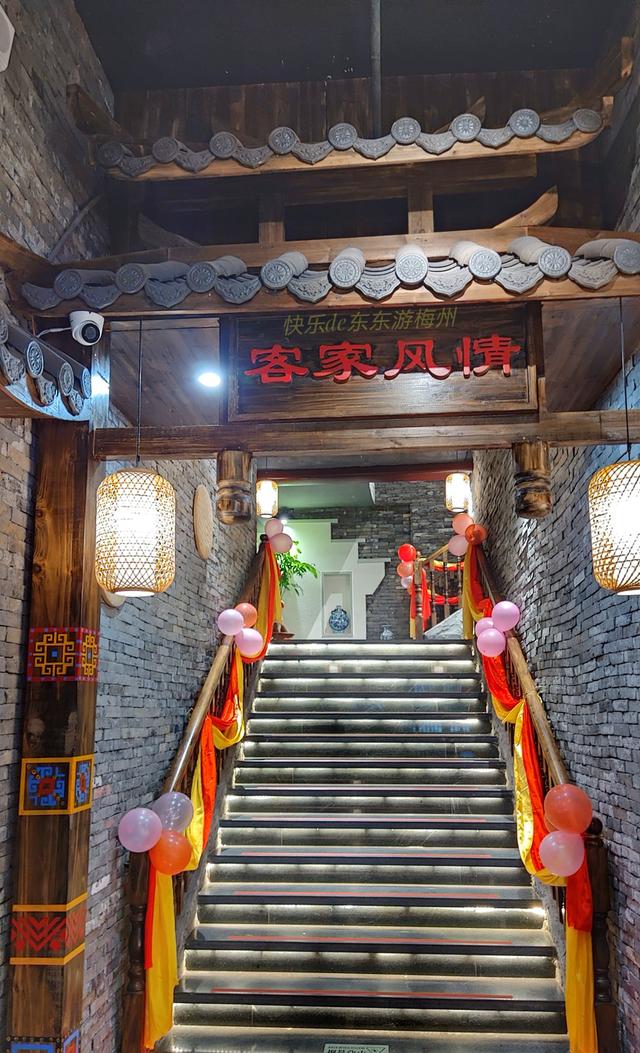 梅州这家酒楼好奇怪,搞那么多旧木料装修,感觉像进了另一个世界