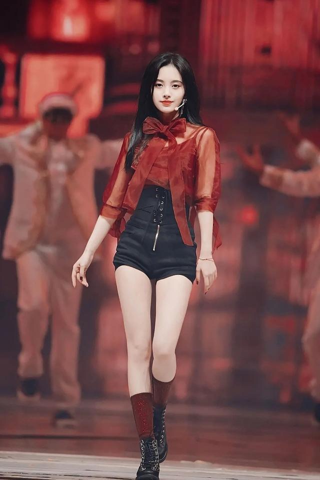 鞠婧祎太大胆了一身运动风拍写真大长腿惊人小个子变超模身高