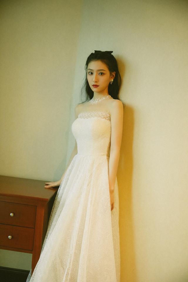 胡连馨一袭星光白裙携我们的西南联大亮相中国影视之夜