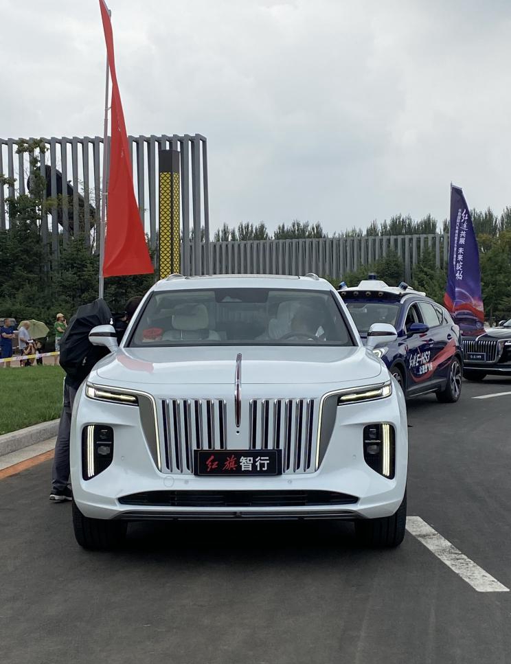 红旗打造的旗舰SUV，与宝马X7同级，却有库里南的气场，又要火