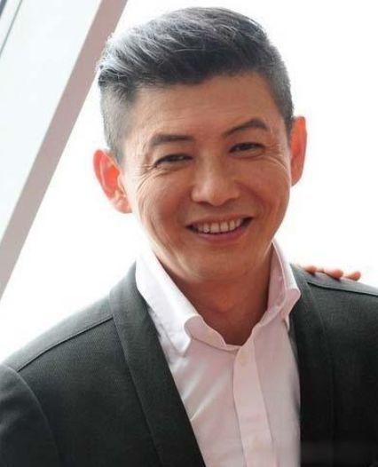 他曾是央视一哥与董卿相恋过6年如今离开央视娶小20岁娇妻