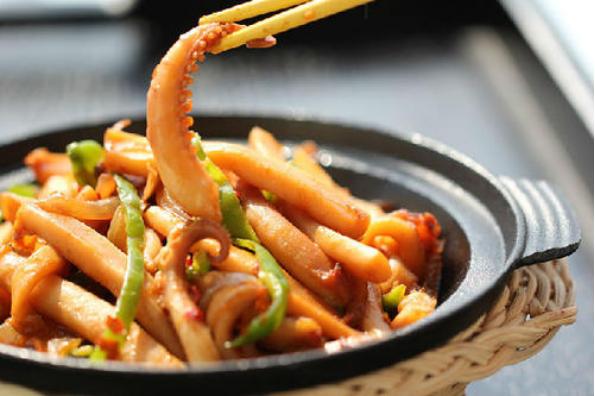 青椒鱿鱼丝2,将竹笋,姜丝放在汤锅中加适量清水煮15分钟,再放香菇