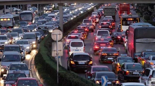 鬧心！開車時遇到大堵車，你該如何正確處理？