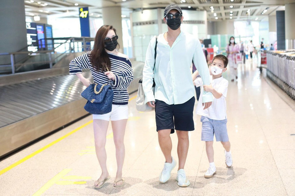 杜江霍思燕女儿曝光后首露面三人穿清凉短裤霍思燕似乎又胖了